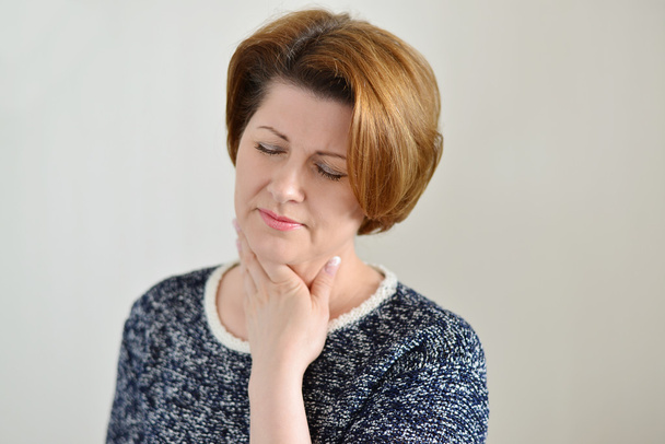 Felnőtt nő torokfájással  - Fotó, kép