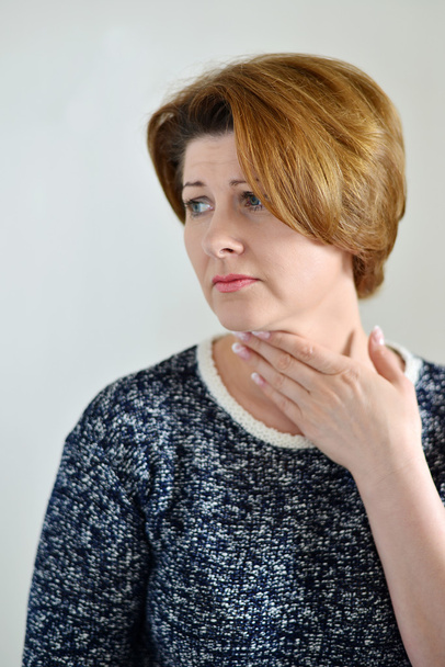 Erwachsene Frau mit Halsschmerzen  - Foto, Bild