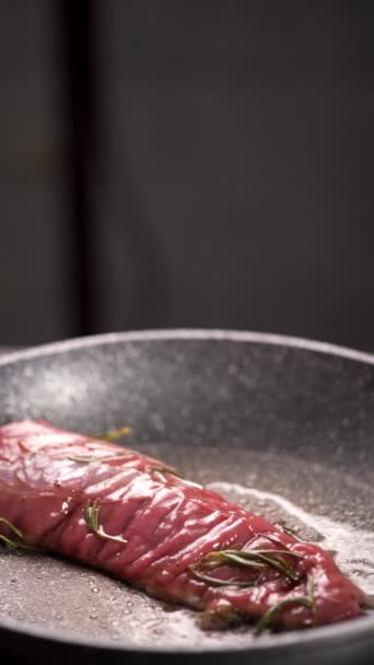 Close-up de carne de vaca macia fritando em uma panela. Restaurante cozinha e conceito de menu. Vídeo vertical - Filmagem, Vídeo