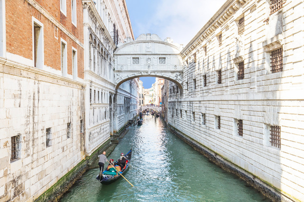 Gondolas está pasando por el Puente de los Suspiros en Venecia, Italia
 - Foto, Imagen