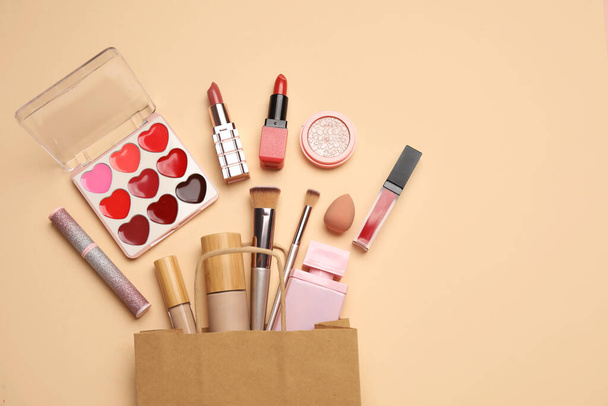Set di prodotti cosmetici in shopping bag su sfondo beige. Vista dall'alto - Foto, immagini