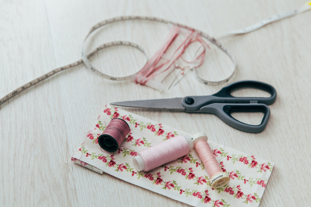 Pink sewing thread spools with cloth - Foto, afbeelding