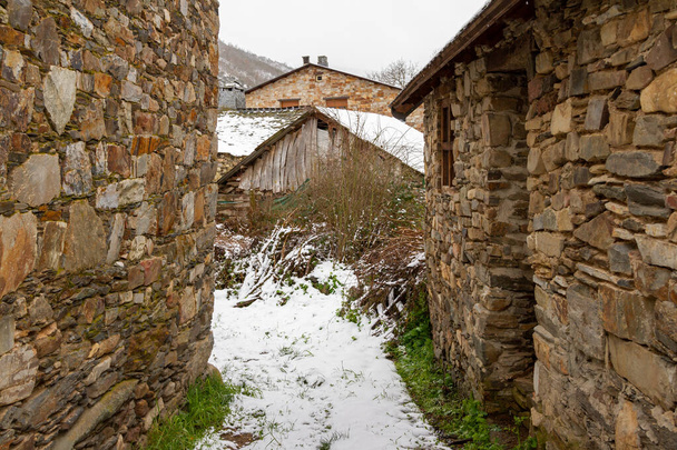 İspanya 'nın Len ilinde Colinas del Campo adlı pitoresk bir kasabada karlı taş sokaklar ve binalar. - Fotoğraf, Görsel