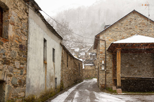 zasněžené kamenné ulice a budovy v malebném městečku ve španělské provincii Len, zvané Colinas del Campo - Fotografie, Obrázek
