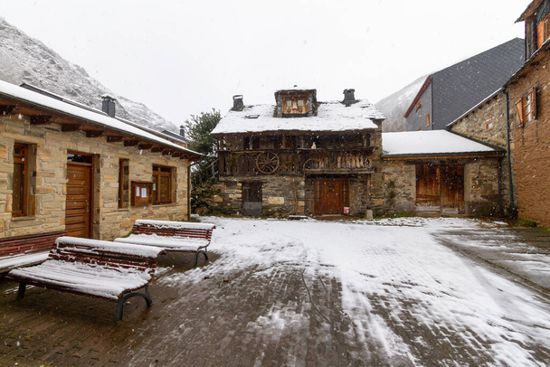 calles de piedra nevada y edificios en un pintoresco pueblo en la provincia española de Len, llamado Colinas del Campo - Foto, Imagen