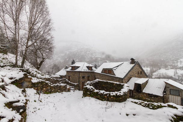 stara kamienna stodoła w pięknej, śnieżnej górskiej wiosce - Zdjęcie, obraz