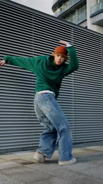 Dansende man die verschillende freestyle dans buiten in de straat muur met plezier. Moderne levensstijl, geluk, breakdancing, hiphop dansen, street dancing concept - Video