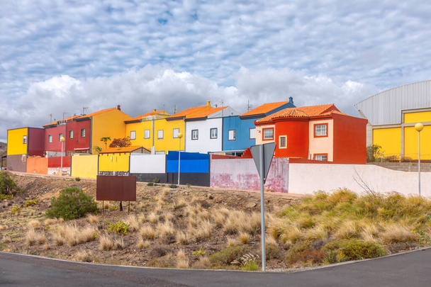 Bunte Wohnhäuser auf der Insel Lanzarote, Kanarische Inseln, Spanien - Foto, Bild