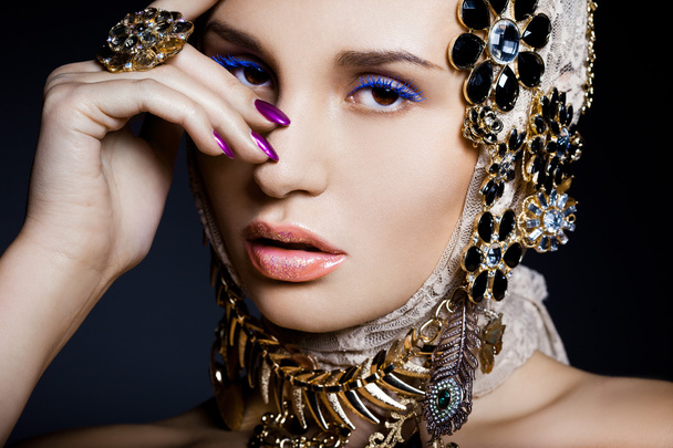 elegant fashionable woman with jewelry - Foto, immagini