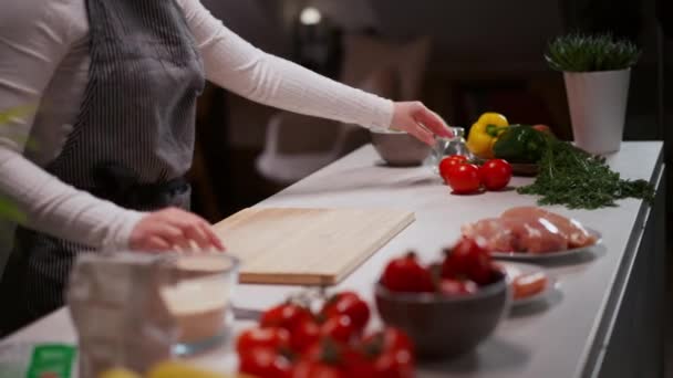 Zblízka pohled na ženu, jak dává dřevěnou desku a vaří, dělá zeleninový veganský salát pro hubnutí, diety. Koncept zdravých stravovacích návyků - Záběry, video