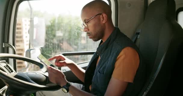 Hombre negro, camión y comprobar en la tableta para el calendario de logística, aplicación de mensajería y gestión de entrega con sistema de despacho. Persona y zoom en tecnología digital para rastreo o ruta en línea para distribución - Imágenes, Vídeo