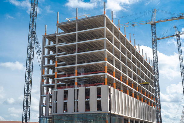 Beton inşaat alanında çalışan çift vinçler, yüksek binalar, ofis binaları, Irving, Texas şehir merkezinde önceden yapılmış beton duvarlı gökdelen yapıları, ticari gayrimenkuller. ABD - Fotoğraf, Görsel