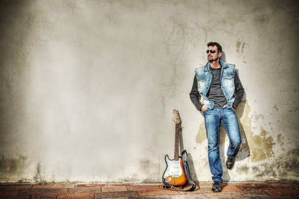 muž a kytara výstřední zeď v hdr - Fotografie, Obrázek