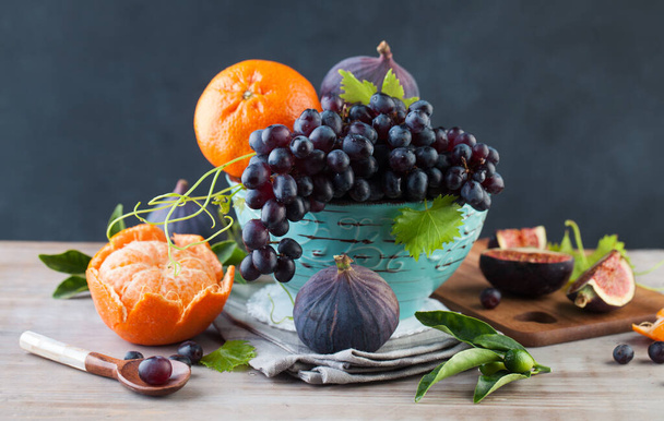 Zomer voedsel achtergrond met kleurrijke fruit en bessen, stilleven - Foto, afbeelding