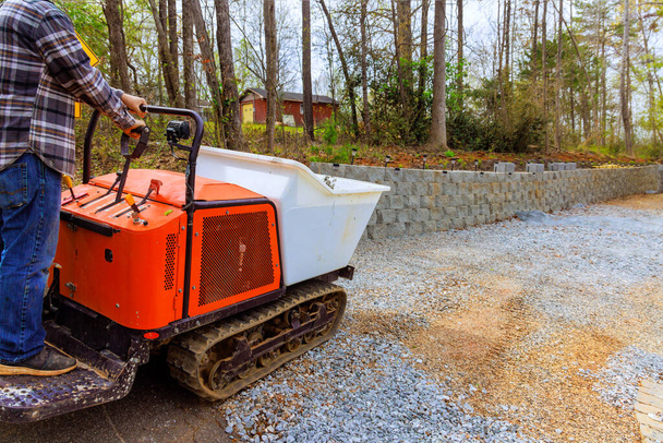 Met behulp van zelf dumpen rubber track beton voertuig voor het vervoer van beton op de bouwplaats - Foto, afbeelding