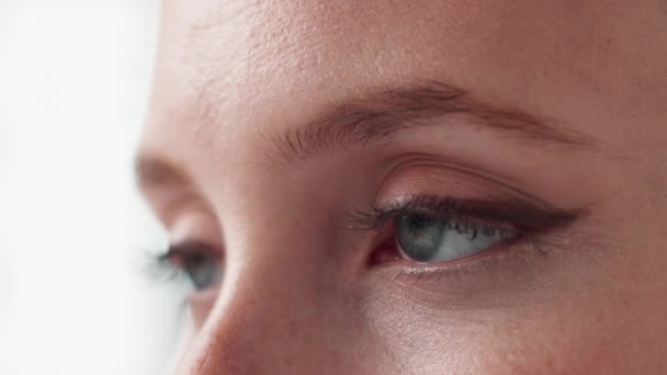 Offene Augen und Wimpern für die Gesundheit des Sehvermögens, Nahaufnahme und Sehvermögen für den Blick in den weißen Hintergrund. Studio, Person und Erwachsener mit Mikroblading-Kosmetik der Augenbrauen im Gesicht mit Schönheitspflege. - Filmmaterial, Video