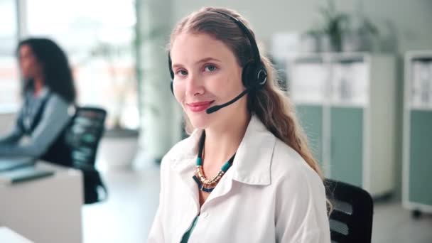 Χαμόγελο, πρόσωπο και γυναίκα σύμβουλος τηλεφωνικών κέντρων στο γραφείο μιλώντας για online συμβουλές ηλεκτρονικού εμπορίου. Ευτυχής, τεχνική υποστήριξη και πορτρέτο της γυναίκας πράκτορα εξυπηρέτησης πελατών μιλώντας για crm στο χώρο εργασίας - Πλάνα, βίντεο