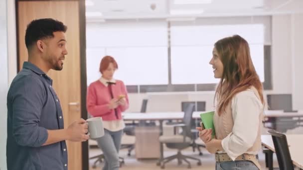 In un ambiente aziendale, una manager donna interrompe una chiacchierata casuale tra i dipendenti, gestendoli per tornare alle loro responsabilità..  - Filmati, video