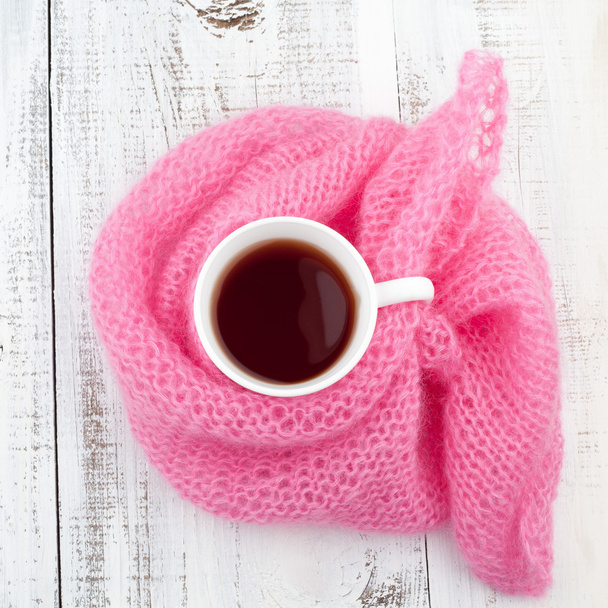 Taza de té en la bufanda de punto
 - Foto, imagen