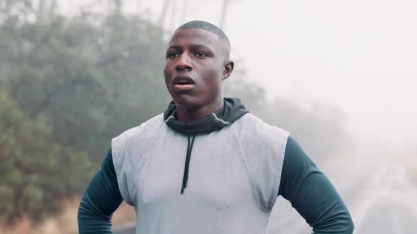 Koşucuyla doğayı eğitmek ve nefes almak, sağlık sporcusu ve dışarıda koşmak için sağlıklı vücut sporu. Afrikalı erkek kişi, enerji için vücut çalışmasında gevşe, spor için dayanıklılık. - Video, Çekim