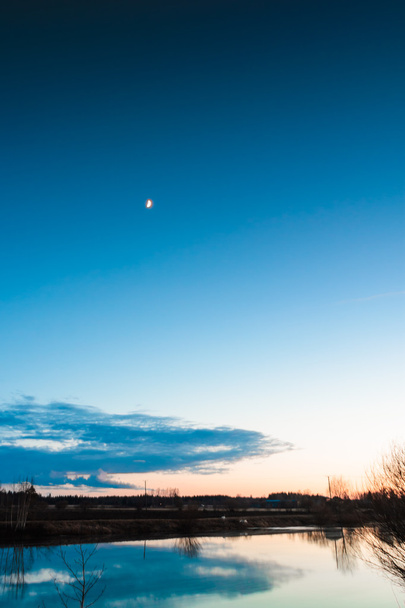 La lune, les cygnes et la rivière
 - Photo, image