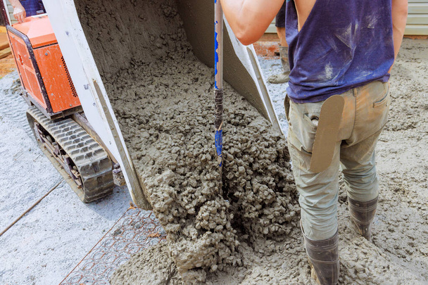 In de bouw van de fundering, nat vers cement wordt gegoten in het kader in de grond van beton buggy - Foto, afbeelding