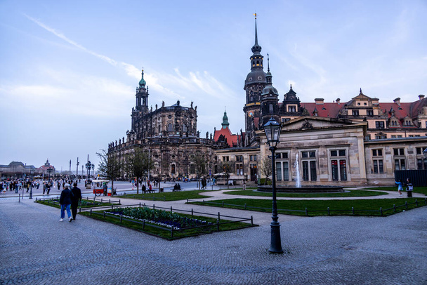 Dresden 'in güzel tarihi şehir merkezinde kısa bir akşam yürüyüşü - Saksonya - Almanya  - Fotoğraf, Görsel