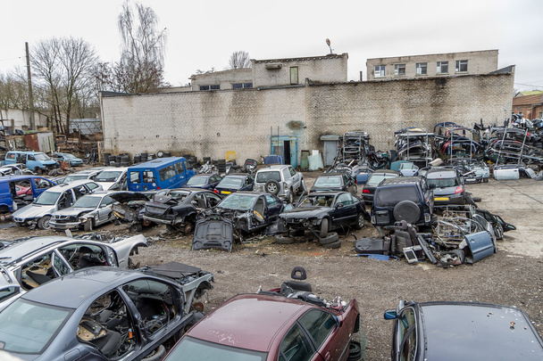 muchos coches dañados
 - Foto, Imagen