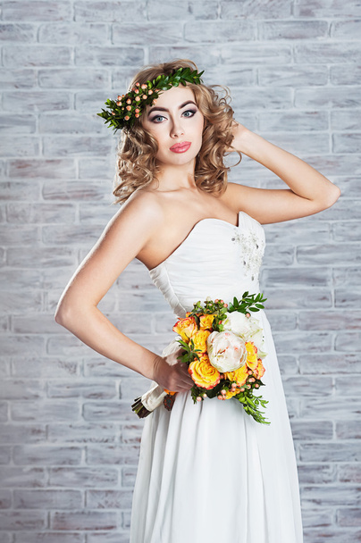 Beautiful bride wearing a wreath - Foto, imagen
