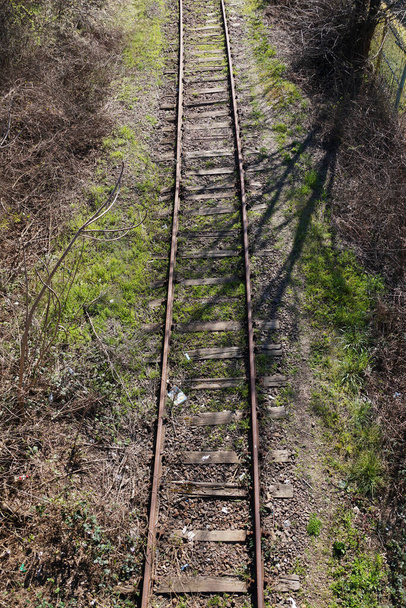 alte rostige stillgelegte Eisenbahn, von oben gesehen. - Foto, Bild
