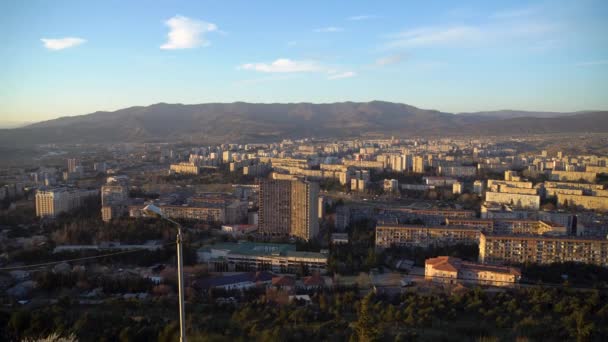 Woonwijk van Tbilisi, meerdere verdiepingen tellende gebouwen in Gldani en Mukhiani - Video