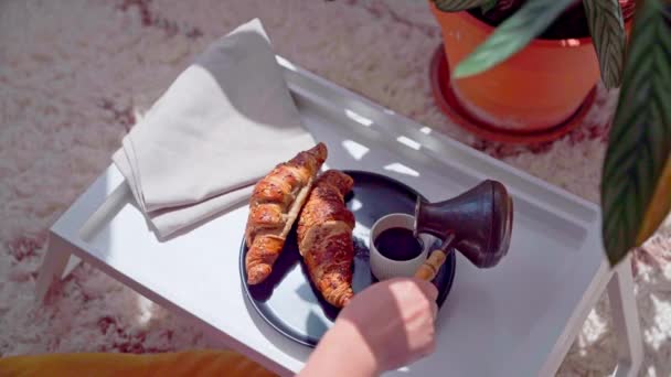 Wlewanie tureckiej kawy z cezu do kubka. Wysokiej jakości materiał 4k - Materiał filmowy, wideo