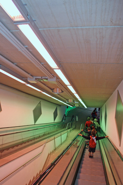 dlouhé eskalátory uvnitř budovu s barevnými světly - Fotografie, Obrázek