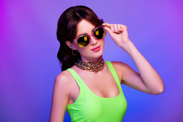 Foto di ragazza indossare occhiali da sole touch look alla moda isolato multicolore sfondo luminoso. - Foto, immagini