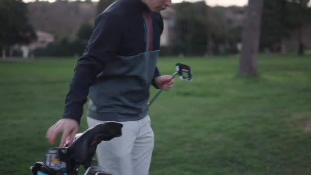 Nuori golfaaja kävelee kentällä - 4K Vaaka video - Materiaali, video