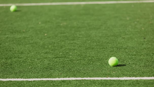 Sahada tenis topu - Fotoğraf, Görsel