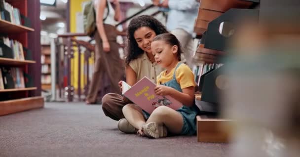 Nő, gyermek és könyv könyvtár, kreativitás és olvasás a jövőbeli növekedés és a tudás. Tanár, gyerek és mosoly segítségével, fejlesztés és angol oktatás támogatása és fantázia történetmesélés. - Felvétel, videó