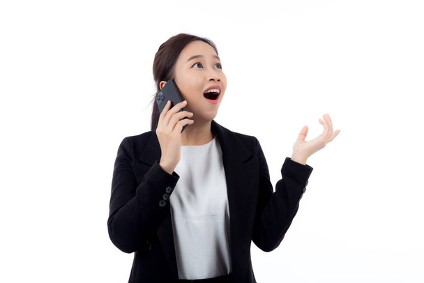 Молодая азиатская деловая женщина в костюме разговаривает на смартфоне изолированы на белом фоне, деловая женщина говорит на смартфоне с разговором, женщина держит мобильный телефон, коммуникационная концепция. - Фото, изображение