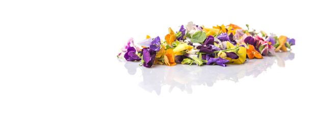 Mélanger la salade de fleurs comestibles
 - Photo, image