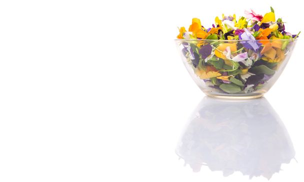 Mezcla ensalada de flores comestibles en cuenco de vidrio
 - Foto, imagen