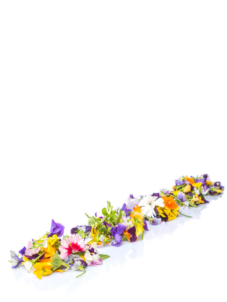 Mezclar ensalada de flores comestibles sobre fondo blanco
 - Foto, imagen