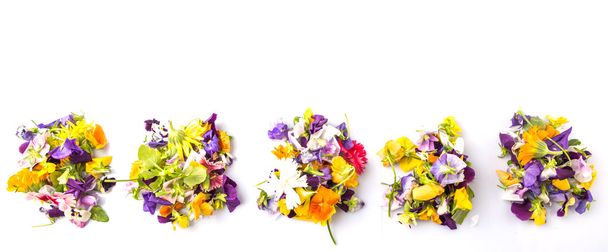 Sekoita syötävä kukkasalaatti valkoisella pohjalla
 - Valokuva, kuva