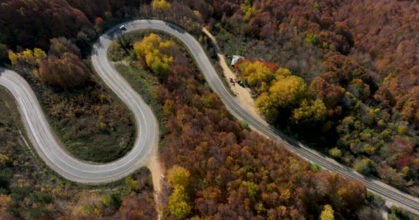 luchtfoto van inegol domanic weg met prachtige herfstkleuren van de natuur, Kutahya, Turkije - Video