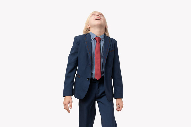 Retrato de un joven hombre de negocios en traje mirando hacia arriba. - Foto, Imagen