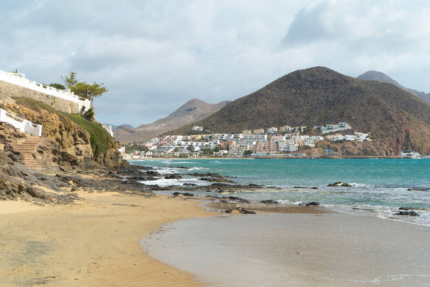 Kis város stranddal Almeria Spanyolország, egy pihentető hely, hogy töltse el nyaralását - Fotó, kép