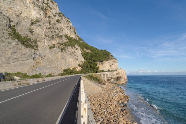 A lenyűgöző nagy magasságú sziklás út mentén partvonalán Liguria, Olaszország  - Fotó, kép