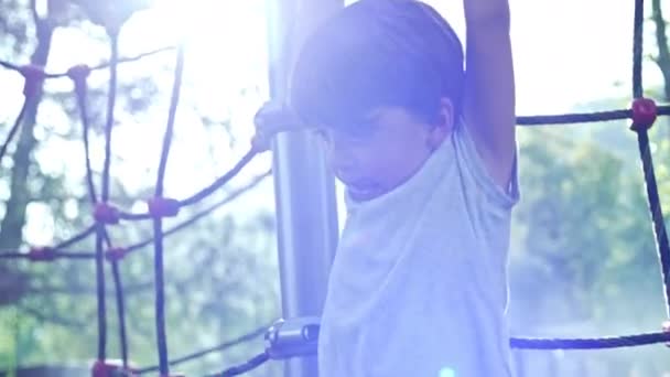 Junge löst Griff aus Spielzeug und lässt hängenden Körper fallen - Filmmaterial, Video