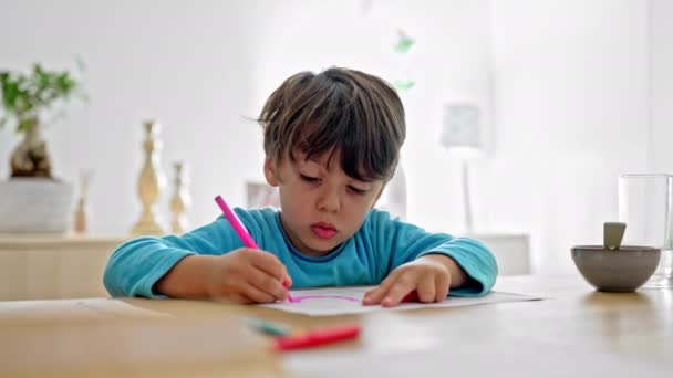 Criança aprendendo a escrever, menino está focado em sua lição de casa de treinamento de alfabetização - Filmagem, Vídeo