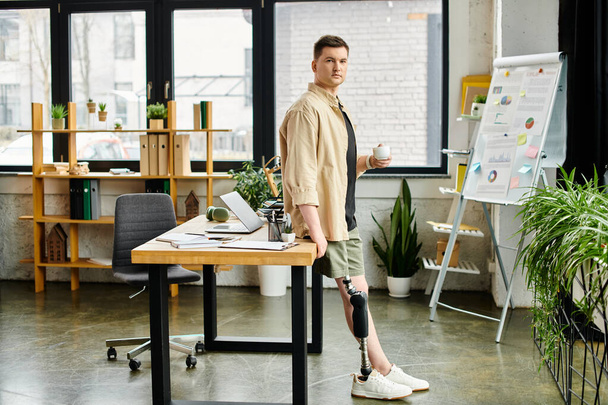 Un hombre de negocios guapo con una pierna protésica de pie con confianza en una oficina frente a una pizarra. - Foto, Imagen