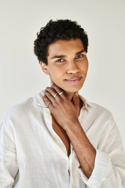 atractivo hombre afroamericano de moda en ropa de lino sonriendo a la cámara sobre fondo beige - Foto, imagen